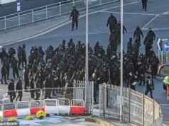 Multidões vestidas com balaclavas paralisaram Dover em um protesto de ‘pare o barco’ com um congestionamento de seis quilômetros e uma cidade congestionada enquanto centenas de pessoas perderam as balsas.
