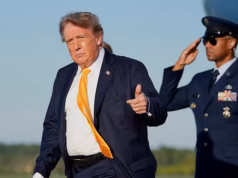 Donald Trump faz uma aparição muito diferente ao deixar o Força Aérea Um… semanas depois de exibir ‘brilho impossível’