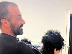 Câmera da campainha flagra suspeita deixando família com cachorro após arrombamento