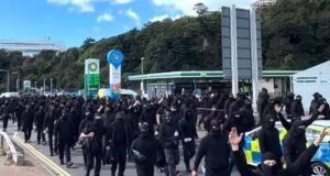 Políticos condenam o bloqueio anti-imigrante de Dover enquanto manifestantes alertam que “isto é apenas o começo”