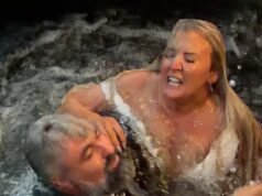 O momento em que os noivos caem no rio durante uma sessão de fotos de casamento