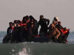 Migrantes embarcam em botes dias depois de Burnham e Macron prometerem enfrentar a crise dos pequenos barcos