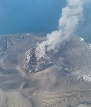 111081283-16109401-Mount_Anak_Krakatau_spewing_volcanic_materials_into_the_air_foll-a-20_17887026728.avif