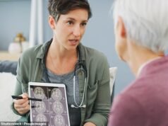 Pacientes com demência estão perdendo medicamentos que poderiam ajudá-los a viver mais por causa da loteria do código postal do NHS