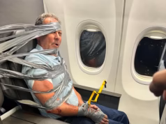 Passageiro infernal da American Airlines que teve que colocar fita adesiva no assento após lançar insultos racistas e homofóbicos foi identificado como corretor de imóveis no Arizona