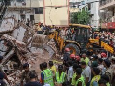 Pelo menos três pessoas morreram e dezenas ficaram presas após o desabamento de um edifício na Índia