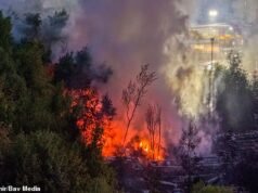 Um grande incêndio atinge um ferro-velho em Barnsley enquanto os bombeiros lutam para combater o incêndio.