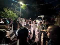 Centenas de manifestantes anti-imigrantes chegam a Portsmouth depois que quase 140 requerentes de asilo são resgatados do ‘mega-bote’ e trazidos para terra
