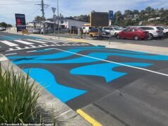Os australianos perdem para o conselho por ‘desperdiçar’ US$ 52.000 em sinais de segurança rodoviária que se estendem por apenas alguns metros: ‘decepcionante’