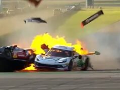 A Ferrari do piloto britânico pega fogo após o acidente, antes que o rival ‘super-herói’ colida com uma bola de fogo e salve sua vida