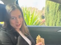 Inimigos políticos deram um tapa brutal na senadora mais jovem da Austrália, Charlotte Walker, de 22 anos, colocando-a em uma cadeirinha de bebê… depois que ela postou um vídeo dela mesma coberta de migalhas de rolinho de salsicha