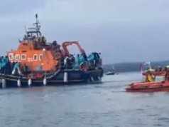 Ponto de inflamação que provocou a fúria dos migrantes: Momento em que dezenas de manifestantes entraram no mar para encontrar um barco cheio de 140 requerentes de asilo que atracava em Portsmouth – provocando confrontos com a polícia de choque