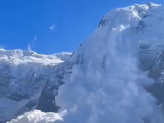 Pelo menos 11 alpinistas flutuam para a morte em uma avalanche em vídeo de uma parede de neve e gelo desabando em uma montanha na Rússia