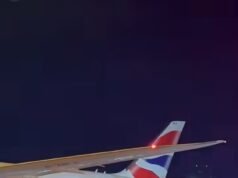 A tripulação da British Airways acidentalmente ativa o slide de emergência – custando à companhia aérea £ 100.000 e atrasando significativamente os passageiros