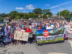 Centenas de moradores protestam contra os planos do Eton College de construir uma nova cidade com ‘vergonhosas’ 3.250 casas que poderiam ‘destruir’ a antiga vila