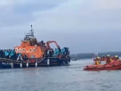 Os barcos da RNLI que transportavam 140 migrantes foram impedidos de entrar nos dois portos antes de aterrarem nas docas perto de Portsmouth e foram recebidos por centenas de manifestantes.