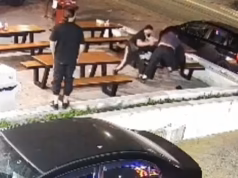 Uma violenta briga do lado de fora de uma loja de kebab em Sydney deixou três pessoas feridas a faca