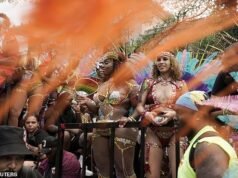 Três pessoas foram esfaqueadas na garganta e no rosto antes do maior desfile de Nova York.