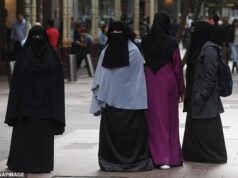 A Áustria proíbe lenços de cabeça islâmicos nas escolas, bem como hijabs e burcas nas salas de aula para meninas menores de 14 anos