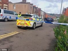 Casal esfaqueado até a morte em casa de Blackburn: homem de 40 anos preso