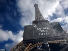 A Torre Eiffel foi fechada depois que trabalhadoras foram “forçadas a se cobrir” enquanto visitavam grupos hindus
