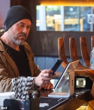 111107485-16110505-The_app_works_in_place_of_the_diner_s_credit_card_appearing_to_u-a-19_17888290797.avif