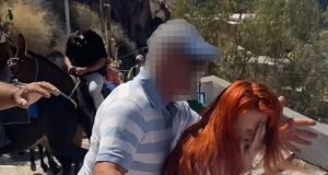 Dono de burro furioso ataca trabalhador após prometer ‘proteger’ animais usados para transportar turistas em Santorini