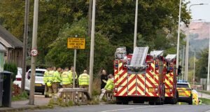 A caça ao homem começa depois que o motorista, 58, morre em um acidente de atropelamento com quatro carros perto do aeroporto de Edimburgo: duas mulheres e um homem fogem do local