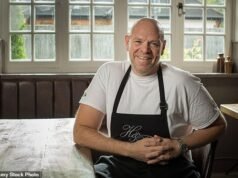 Tom Kerridge agora está cobrando £ 60 por peixe com batatas fritas depois que o chef com estrela Michelin gerou polêmica sobre os preços dos alimentos.