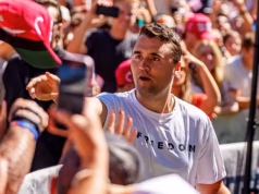 Grande reação na Southern University depois que estudantes encheram cartazes nos corredores para comemorar o aniversário de Charlie Kirk