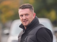 Momento em que Tommy Robinson ameaça o jornalista do Channel 4 Dispatch enquanto o documentário investiga suas finanças e afirma que ele mentiu sob juramento ao Tribunal Superior