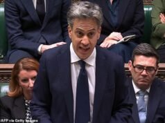 Israel reagiu a Miliband e fechou o consulado do Reino Unido, barrou uma dúzia de deputados e expulsou os militares.