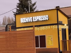 Dezenas de baristas de biquíni que fazem café em trajes de banho minúsculos ganham US$ 2 milhões depois de processar o proprietário por roubar seus salários