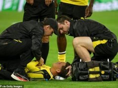 A estrela do Borussia Dortmund foi hospitalizada após desmaiar em campo devido a “problemas de circulação” durante a eliminatória da Liga dos Campeões.