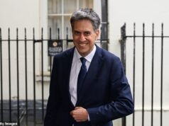 O embargo comercial de Miliband surge em resposta a um acordo controverso que ameaça destruir qualquer esperança de uma solução de dois Estados para a Palestina.