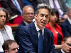Miliband acusado de colocar judeus em perigo no Reino Unido: rabino-chefe e líder conservador reagem com raiva à proibição trabalhista nos assentamentos israelenses