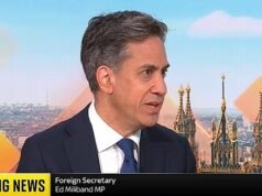 Ed Miliband rebate as sanções a Israel ao acusar o Partido Trabalhista de arriscar vidas de judeus por votos antes do confronto pré-eleitoral com os Verdes