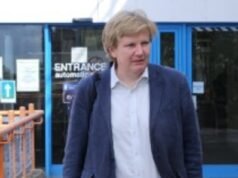 Palestrante de Cambridge chama o passageiro de ‘jihadi’ e diz-lhe para ‘explodir-se’ em uma explosão de bêbado no voo da BA