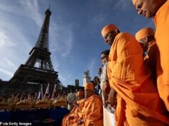 A decisão da Torre Eiffel de remover funcionárias para visita de um grupo hindu foi considerada ‘absurda e injusta’ no início da investigação