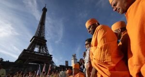 A decisão da Torre Eiffel de remover funcionárias para visita de um grupo hindu foi considerada ‘absurda e injusta’ no início da investigação