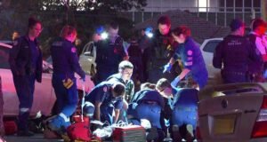Um homem armado está solto depois que um homem é morto a tiros fora de um centro comunitário de Sydney