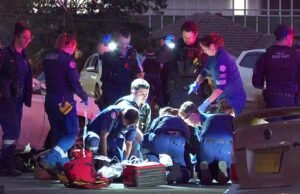 Um homem armado está solto depois que um homem é morto a tiros fora de um centro comunitário de Sydney