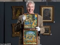 Os ladrões ignoraram dois azulejos decorativos quando saquearam um bangalô rural – agora vendido por £ 120.000 depois de ser identificado como um tesouro raro da Renascença.