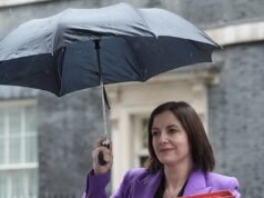 Os conservadores dizem que os meninos brancos da classe trabalhadora “não precisam de mais quangos trabalhistas dando-lhes sermões”, enquanto o governo cria uma nova unidade em Whitehall para impor “responsabilidade econômica e social” às agências governamentais