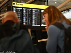 Grandes mudanças na segurança do aeroporto que permitirão que mais pessoas dentro dos terminais foram assinadas poucos dias antes do aniversário do 11 de setembro