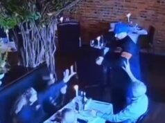Advogado desgraçado tenta atirar em sua ex-mulher na frente de convidados horrorizados antes de ser derrubado pelo garçom na mesa de jantar