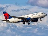A cabine de um voo da Delta se enche de fumaça enquanto os pilotos fazem um pouso de emergência em Chicago