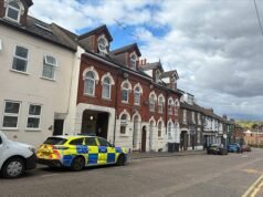 Homem sai com ferimentos que ‘mudaram sua vida’ depois que a polícia armada abriu fogo contra uma mulher esfaqueada em Luton