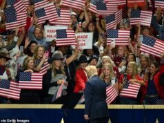 Trump é recebido como um herói por megapartidários turbulentos ao iniciar a convenção de meio de mandato do Partido Republicano pela primeira vez … com várias ausências visíveis