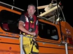 Voluntário da RNLI diz ‘Não sou um traidor’ depois de nomear erroneamente um pequeno barco em terra para ajudar migrantes – manifestantes manifestam-se fora da sede da instituição de caridade